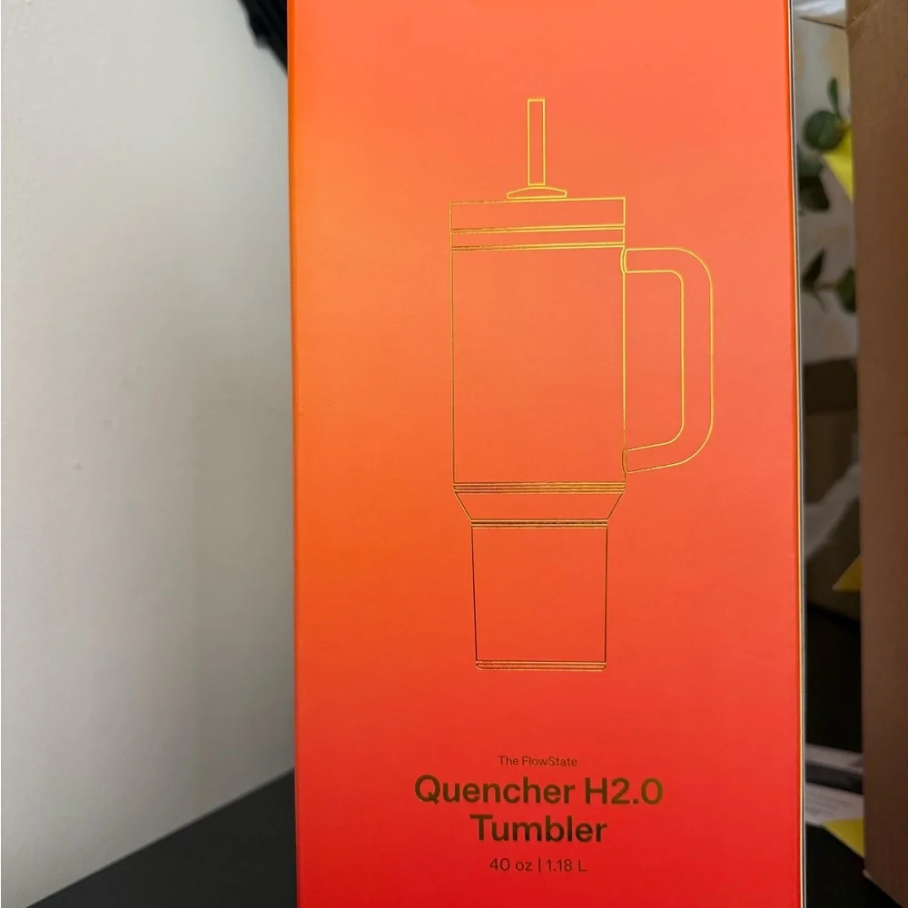 Karol G x Stanley - Picture 3 of 3